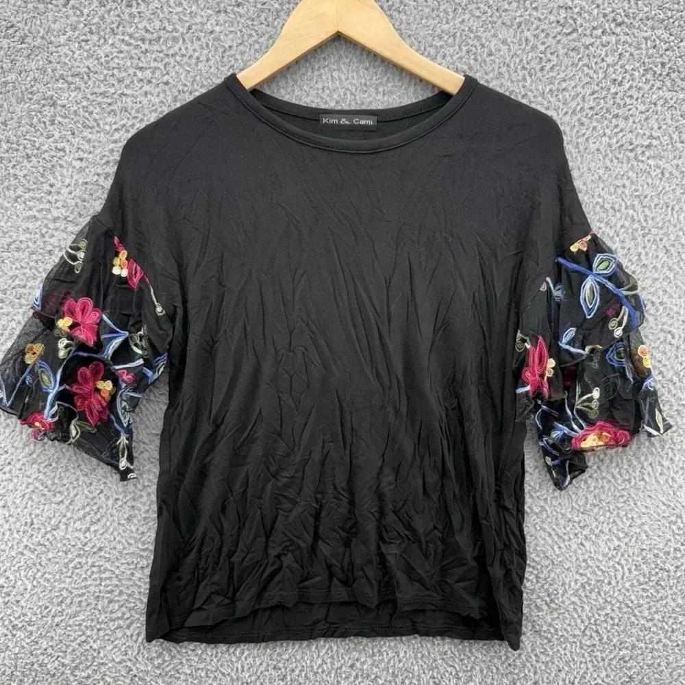 Kim & Cami top with floral embroidered mesh flutter sleeves size smalll